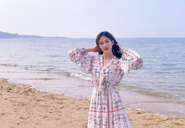 바다-배경의-문가영-배우