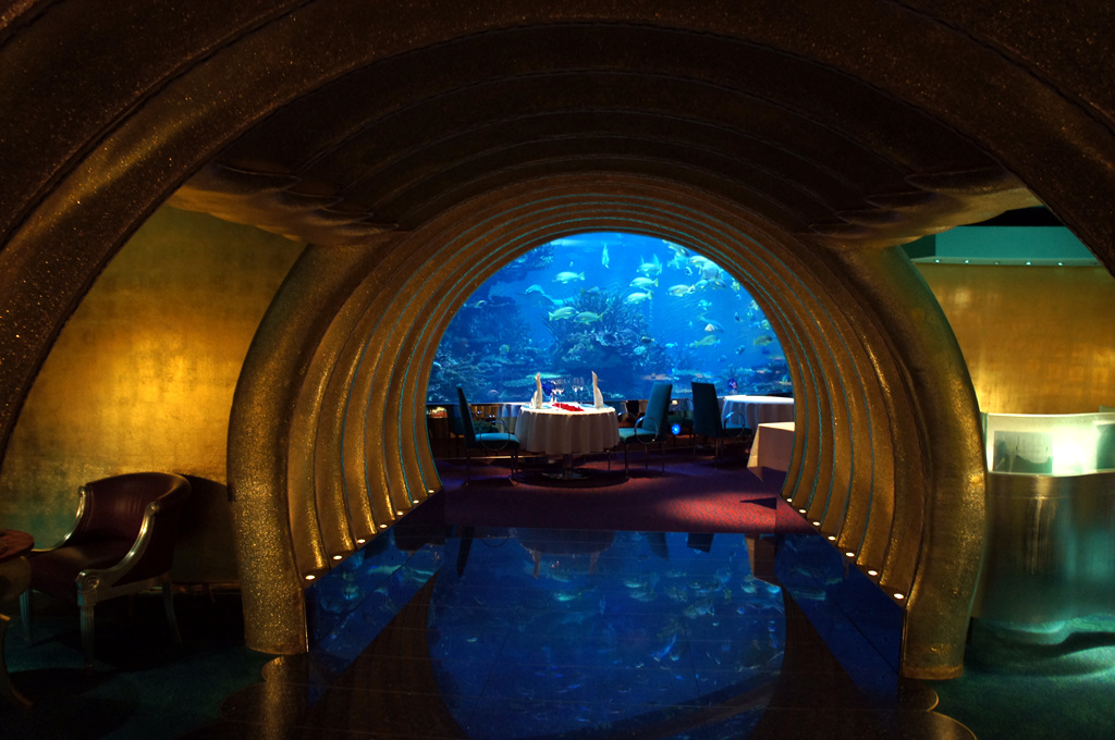 레스토랑으로 들어가는 입구