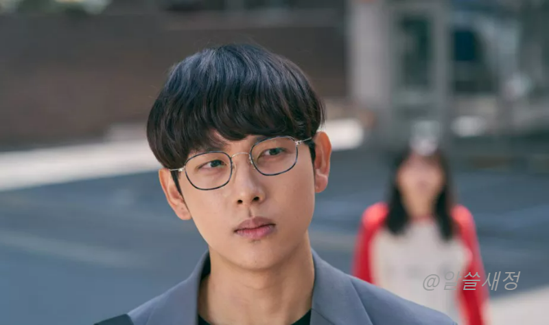 임시완이 뒤따라오는 천우희를 의식하는 듯한 모습