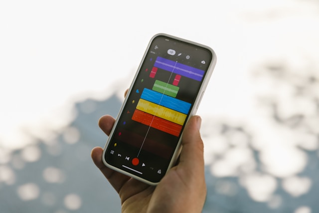 스마트폰으로 다양한 앱을 사용하는 모습