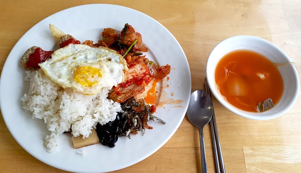 트레커의 에너지 보급을 위한 한식 조식.