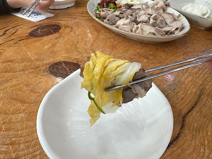 삼척 부일막국수 수육 먹는 방법