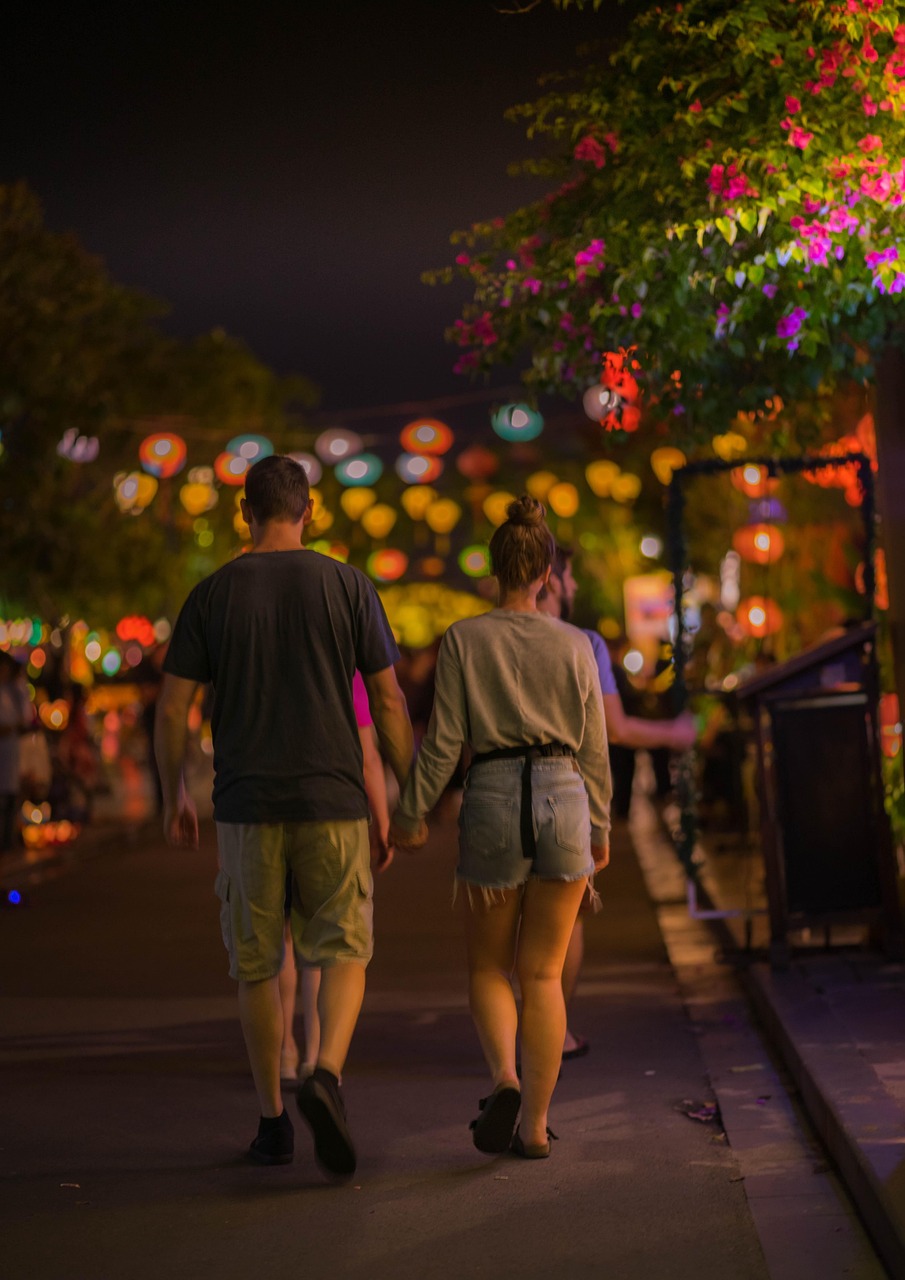 호이안 밤거리를 걷는 연인들 이미지