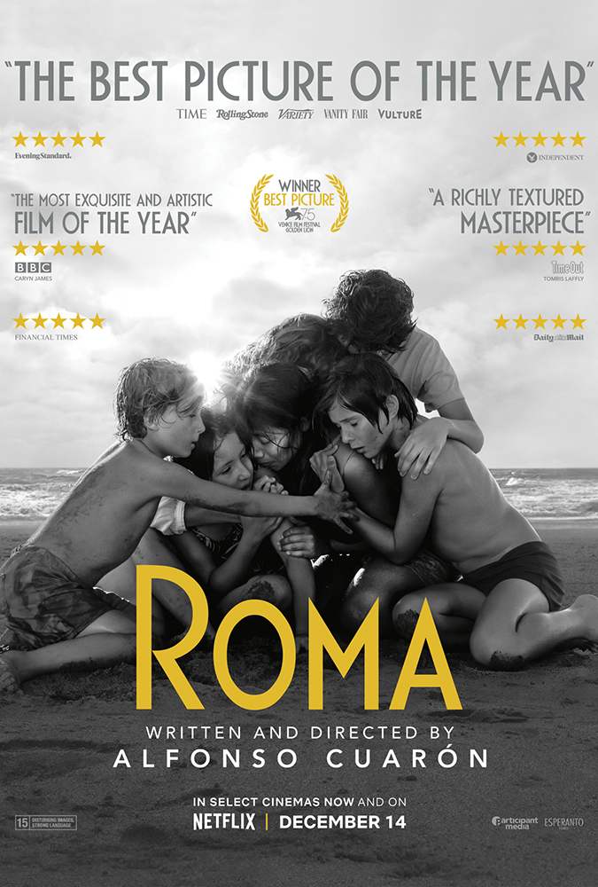 넷플릭스 영화 로마 Roma 포스터｜흑백 사진 속 서로를 껴안은 가족과 해변 풍경이 인상적인 감성 드라마 이미지