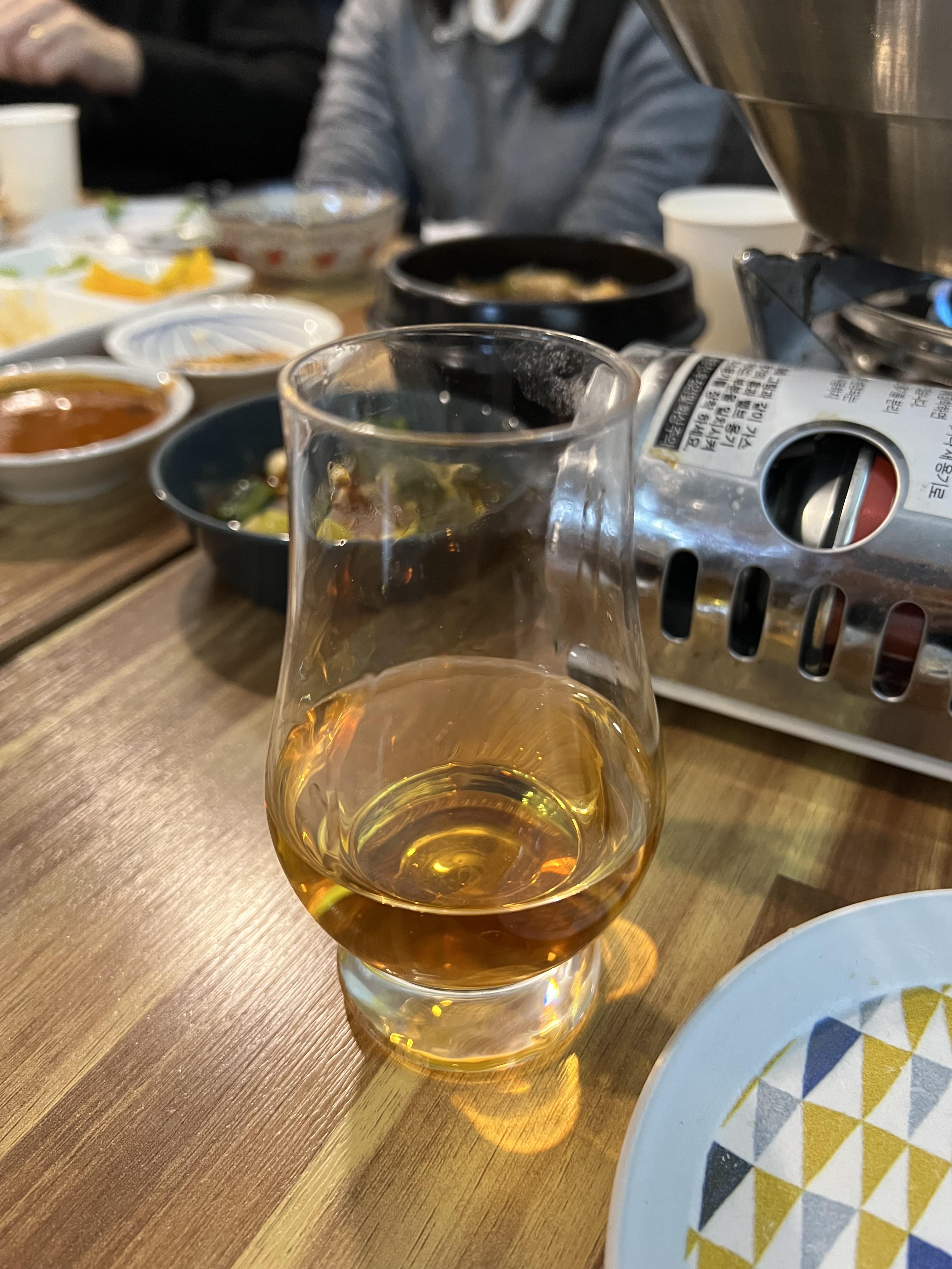 위스키는 위스키 잔에~