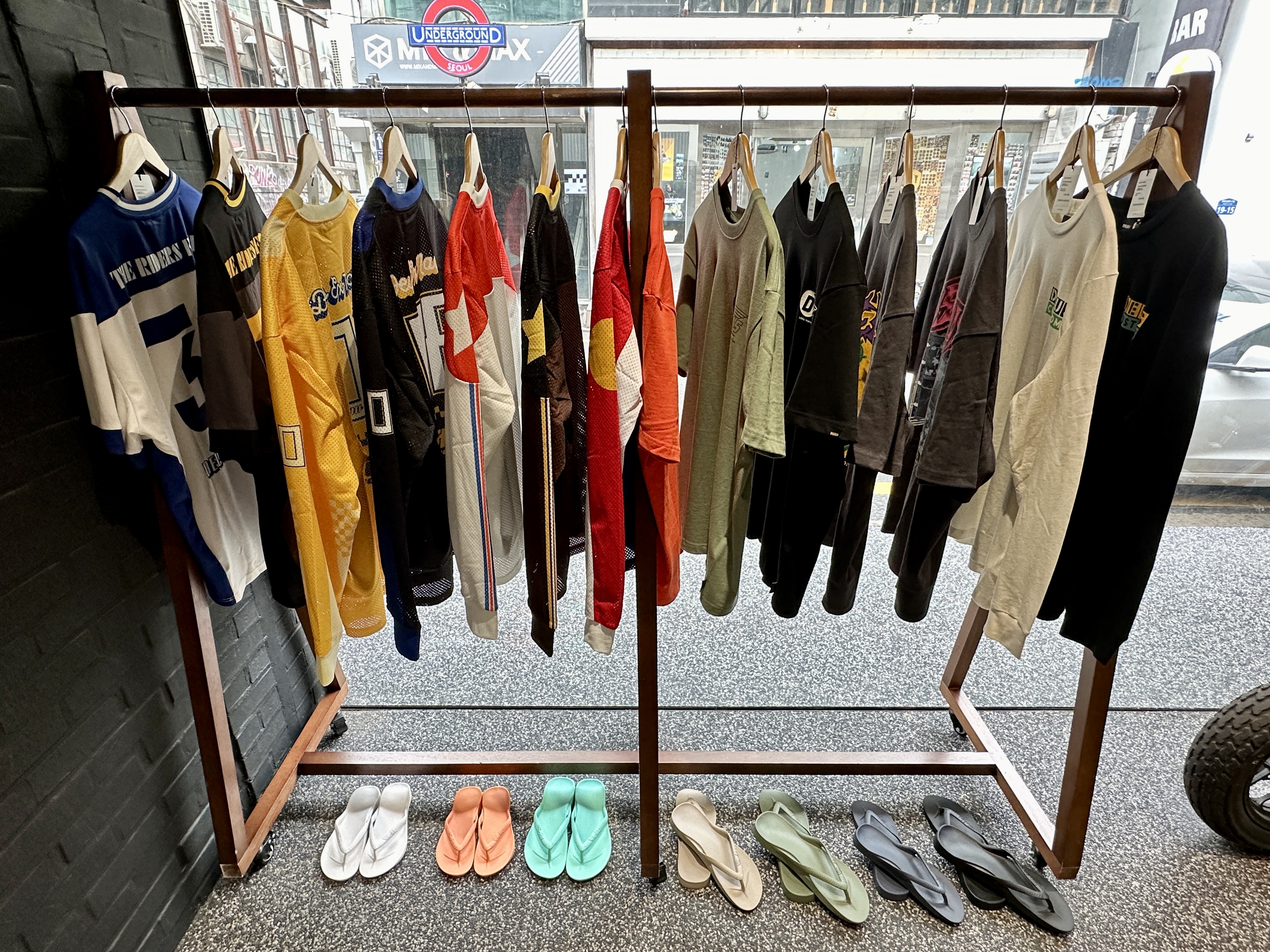 데우스 엑스마키나 홍대점 의류