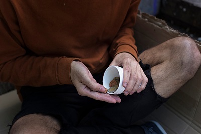 돈을 세고 있는 사진