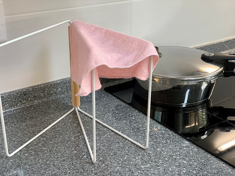 3단으로 된 행주걸이대를 펼친 뒤 분홍색 행주를 널어놓았습니다.