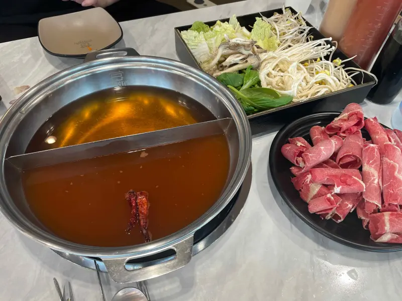 샤브샤브 모습 고기와 홍탕 백탕 두가지 탕으로 준비된 모습