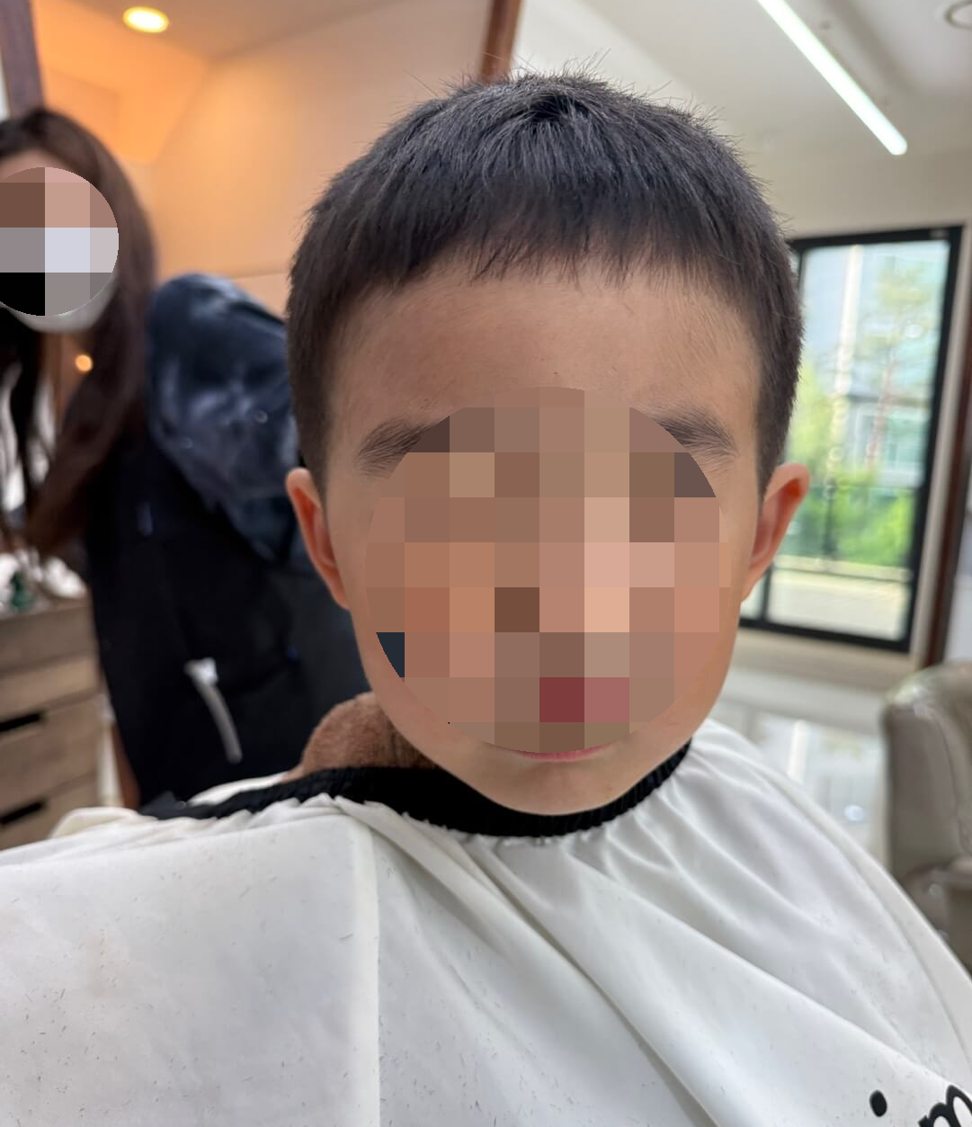 5살 아이 머리 자른 후 모습 깔끔하게 정리된 어린이 커트 결과