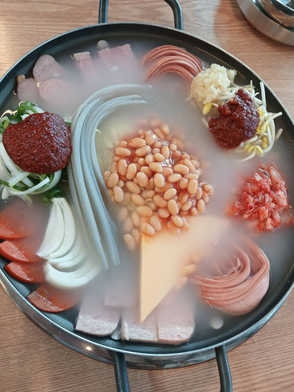 부대찌개에 육수 붓다