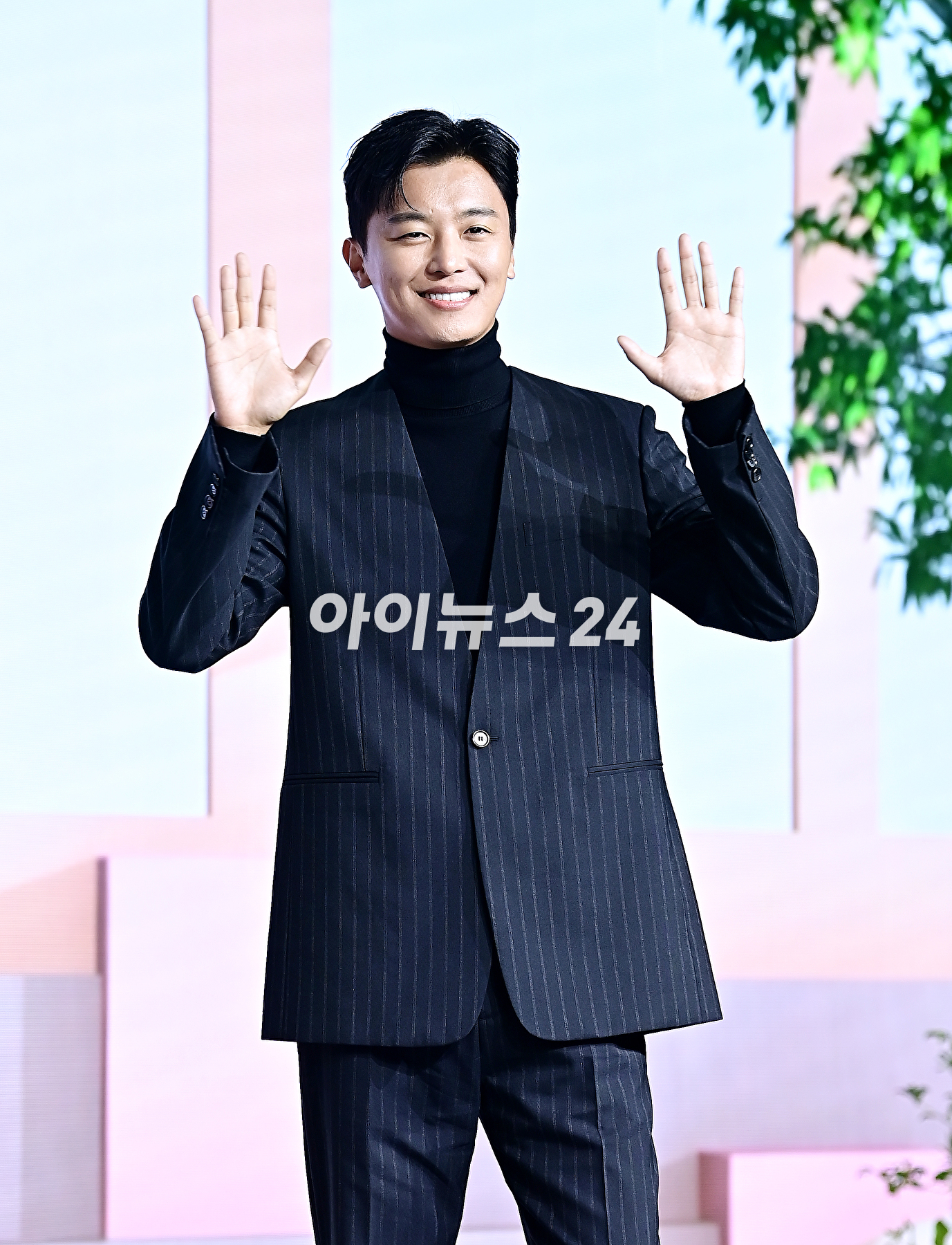 배우 연우진이 1일 오전 서울 종로구 JW 메리어트호텔 동대문 스퀘어에서 열린 넷플릭스 '정신병동에도 아침이 와요' 제작발표회에서 포토타임을 갖고 있다. [사진=곽영래 기자]