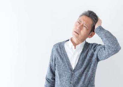 머리를 만지는 노인