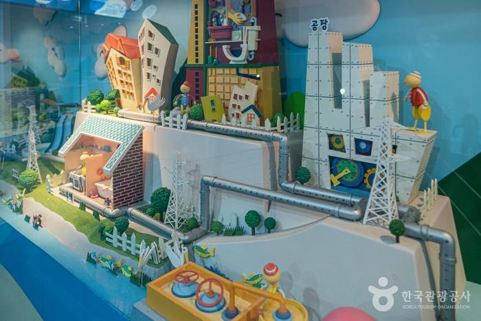 모형으로 만든 건물과 철탑등이 전시되 있다.