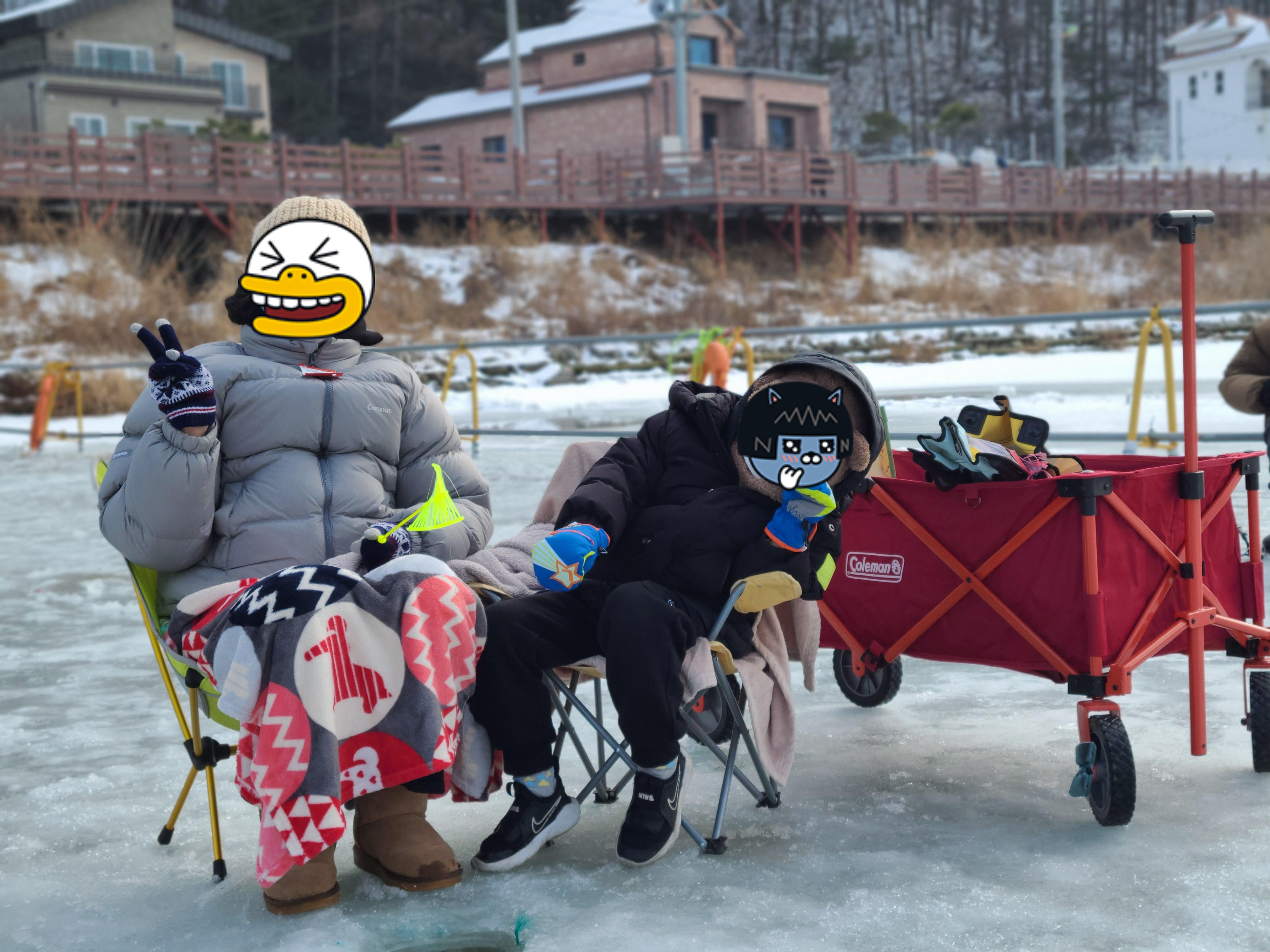 평창 송어 축제 얼음낚시하는 앉아있는 사람들