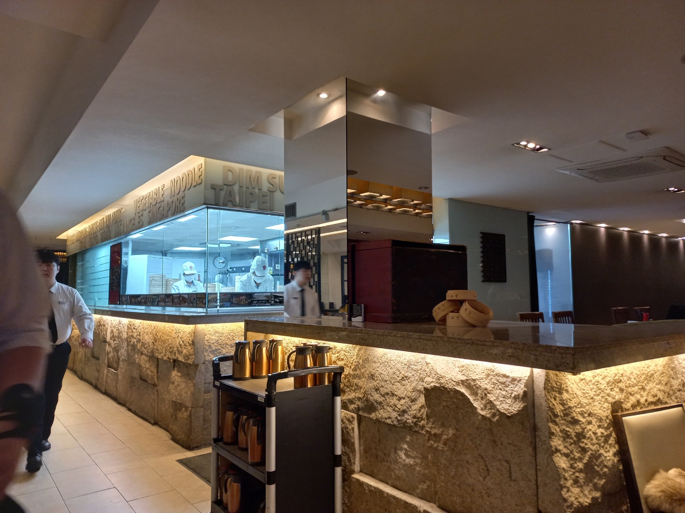 딘타이펑 강남점 내부 및 딤섬키친