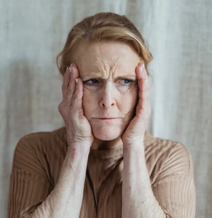 베개만 바꿔도 5년이 젊어진다? 주름을 예방하는 수면 자세와 베개 선택법