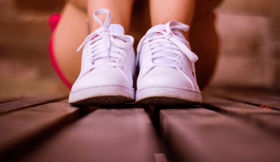 흰 운동화 세탁 법으로 하얀 운동화를 싣고 있는 여성