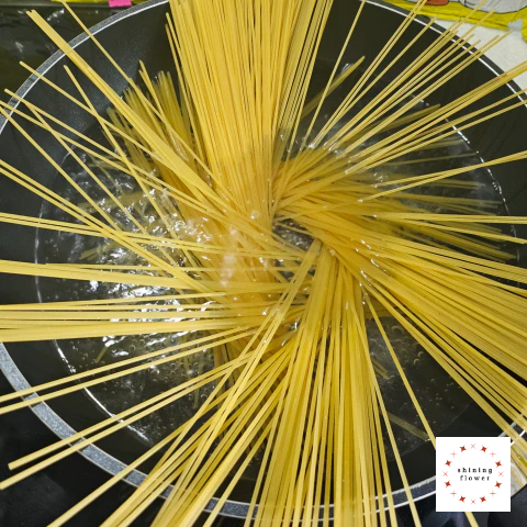 끓는 물에 스파게티 면 삶기