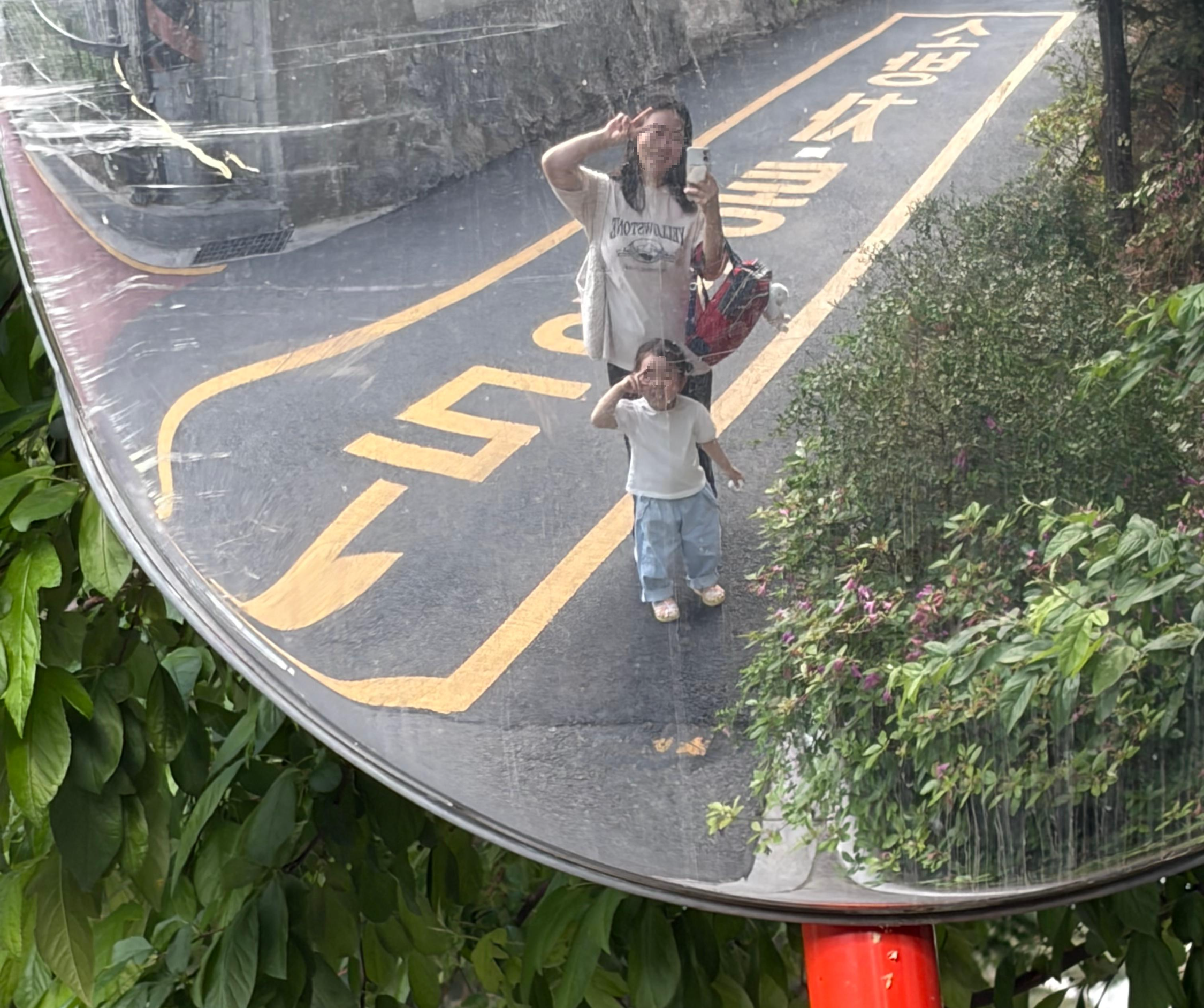 어린이집 하원 후 집으로 걸어오며 거울 앞에서 찍은 엄마와 32개월 아기 셀카