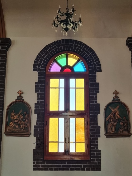 예산성당 스테인드글라스, 십자가의 길 사진입니다.