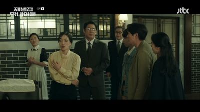 진양철 회장이 사고 났을 까봐 걱정하고 있는 가족들 사진입니다.