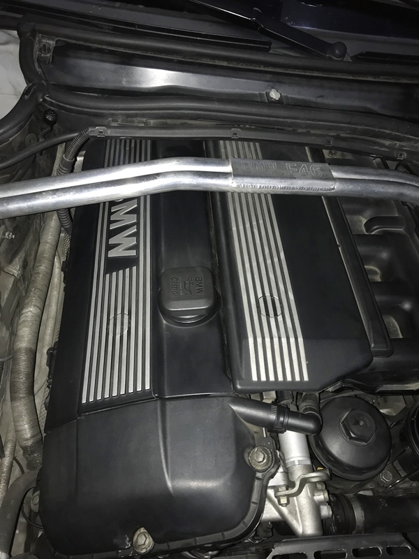 BMW M54B20 직렬 6기통 엔진룸 – E46 모델의 유압 태핏 점검 전 상태"