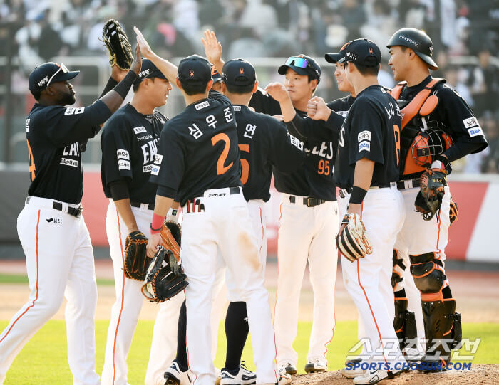 친정 울린 심우준, 한화 5년 만에 개막전 4-3 역전극 우승