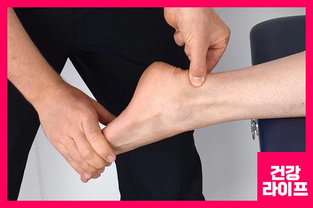 발목 통증 근본 원인을 파악해서 치료를 받아야 한다.