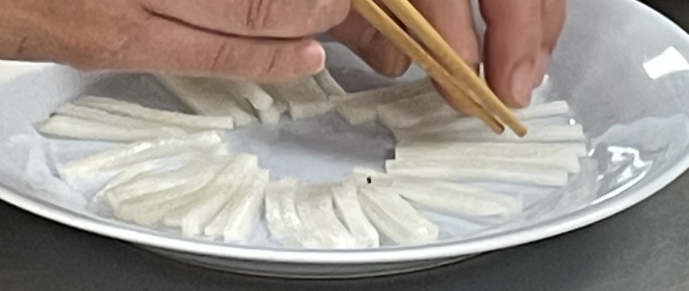 한식조리기능사 실기시험 준비 - 육회 - 채썬 배를 가장자리에 돌려 담기