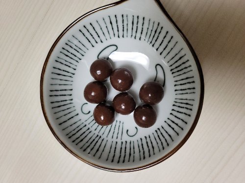 작은 봉지 안에 초코볼 개수