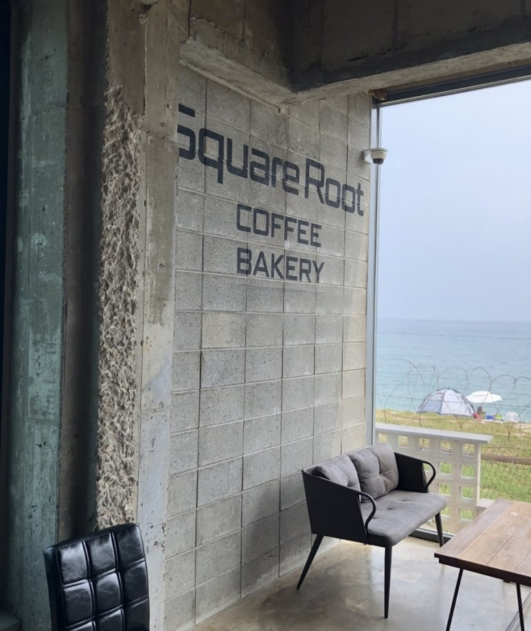 창가 너머 보이는 바다와 벽면 로고