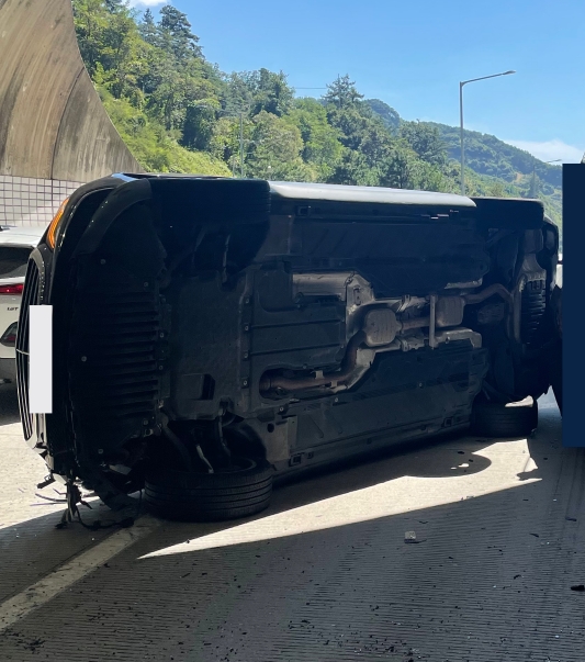 터널 자동차 전복사고 사진