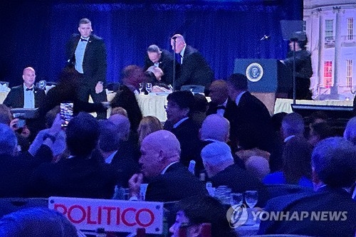 트럼프 피신 영상: 백악관 기자단 만찬 총격 사건 발생 ❘ 현장 상황·피신 경로·용의자 체포 실시간 분석