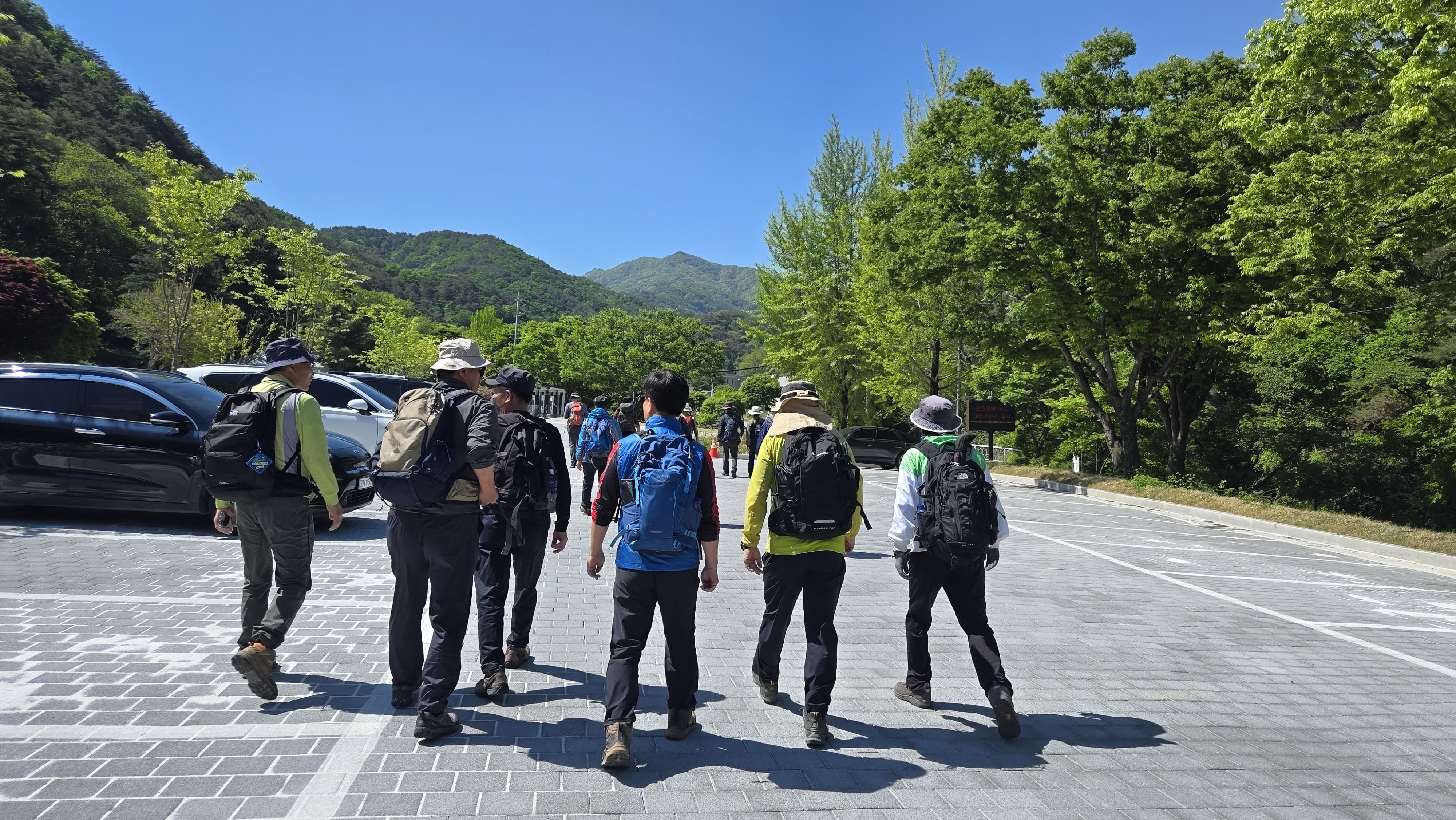 힘든 비로봉 정상 코스보다는 무난하게 걸을 수 있는 둘레길 중심 산행이 진행