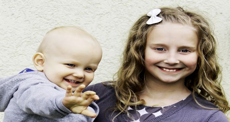 청소년 언니가 아이를 돌보고 있는 사진, 청소년 한부모 가정을 상징