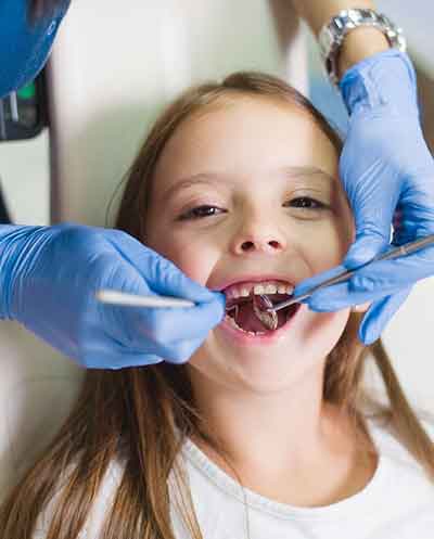 치과치료 받는 어린이