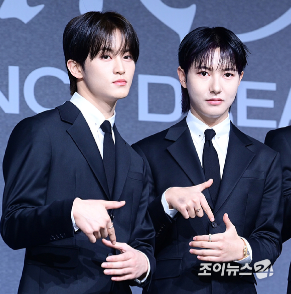 그룹 NCT 드림 마크와 런쥔이 25일 오후 서울 광진구 광장동 워커힐에서 열린 NCT DREAM 새 앨범 &#39;드림 이스케이프&#39;(DREAM( )SCAPE) 발매 기념 기자간담회에 참석하고 있다. [사진=정소희 기자]