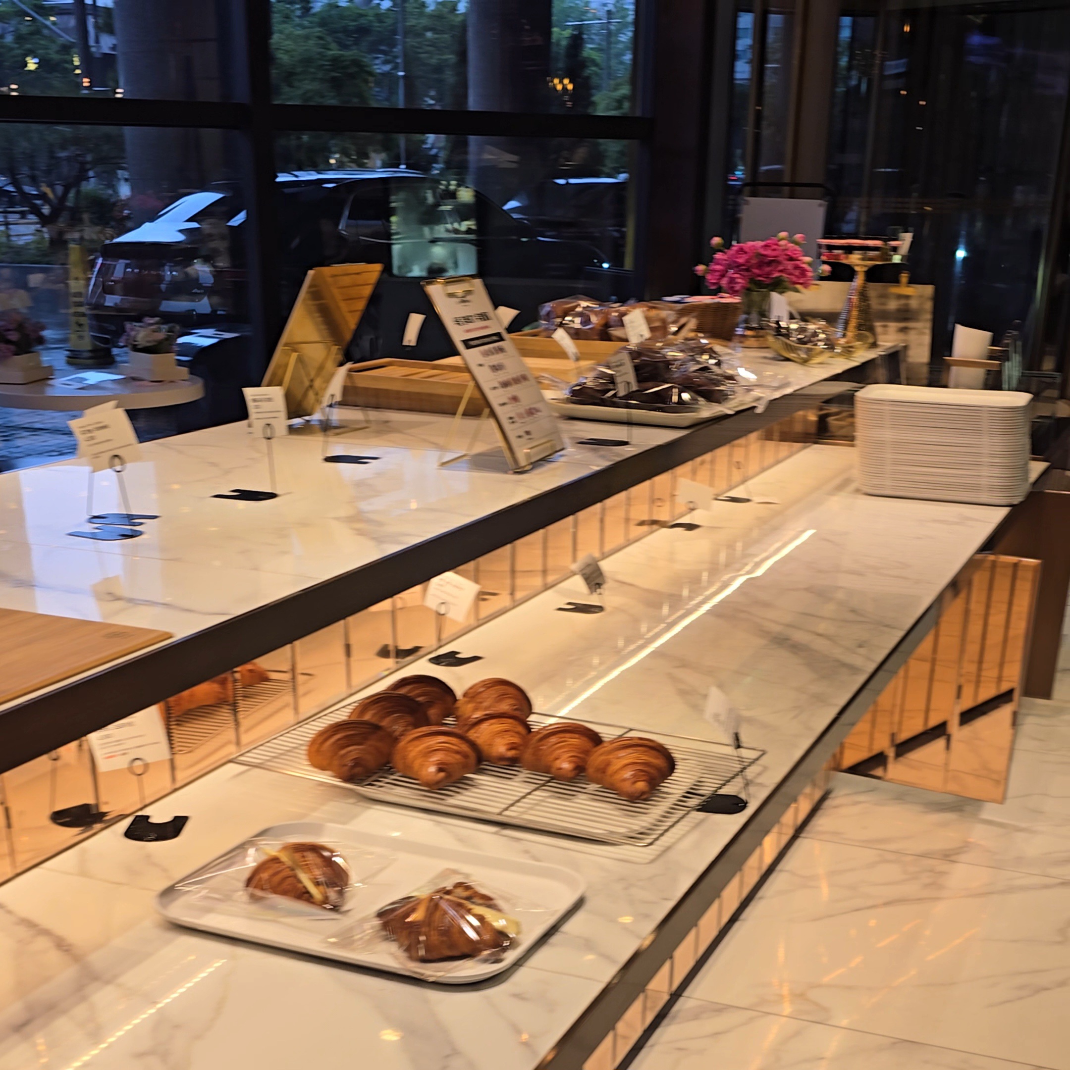 르푸도레 빵 진열대. 오후 늦게 가서 많이 비어있다.