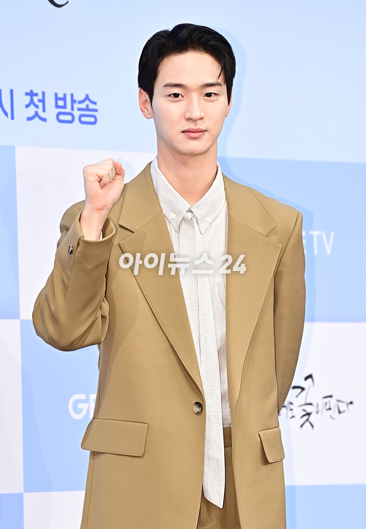 배우 장동윤&#44;이 20일 오후 서울 신도림 디큐브시티 더 세인트에서 열린 ENA &#39;모래에도 꽃이 핀다&#39; 제작발표회에서 포토타임을 갖고 있다. [사진=곽영래 기자]