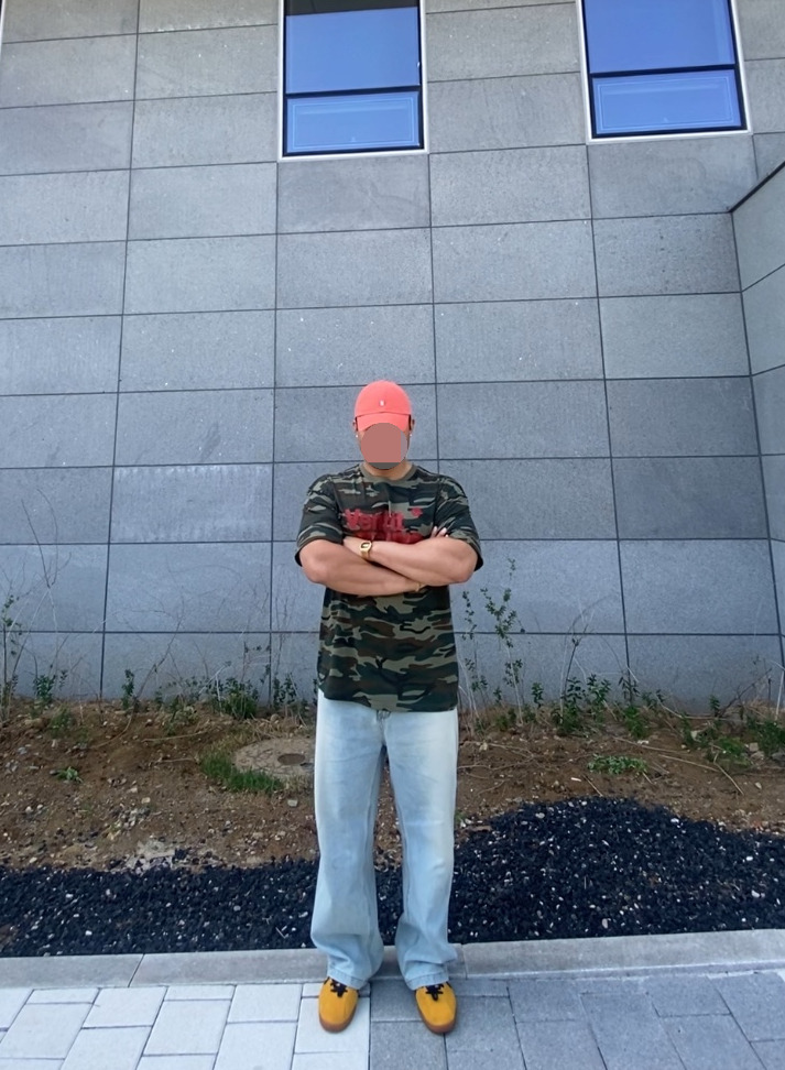 데일리룩('26. 5. 24.)빈티지 오렌지 워싱볼캡, 벤힛 카모 카모플라쥬 티셔츠, 카시오 A-159WGEA 골드, 에러스익셉티드 연청 데님팬츠, 컨버스 올스타 클래식 트레이너