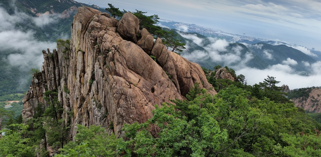 설악산 구름낀 바위사진