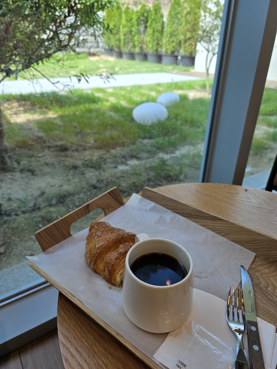 정원뷰 보면서 커피한잔해요