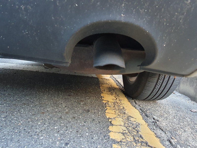 자동차-배기구-모습