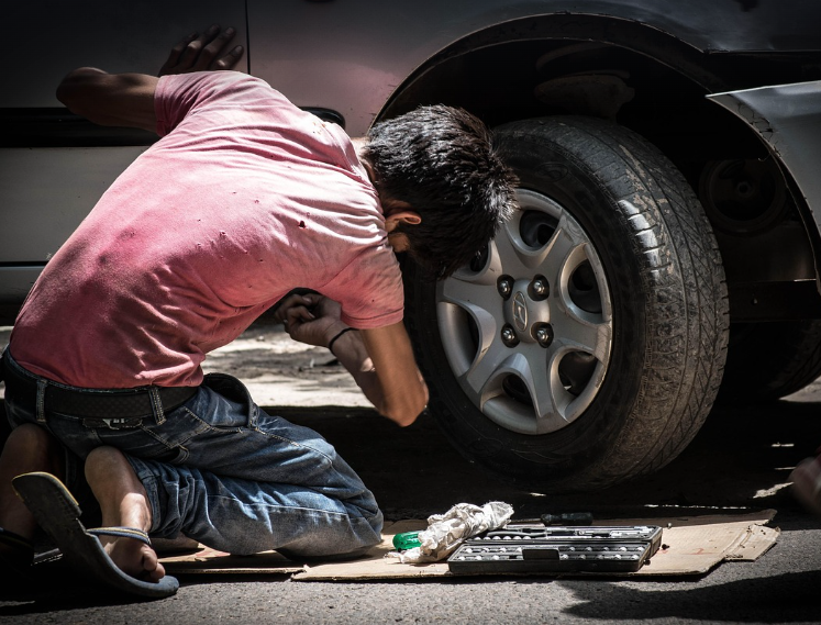 자동차 수리하는 사진