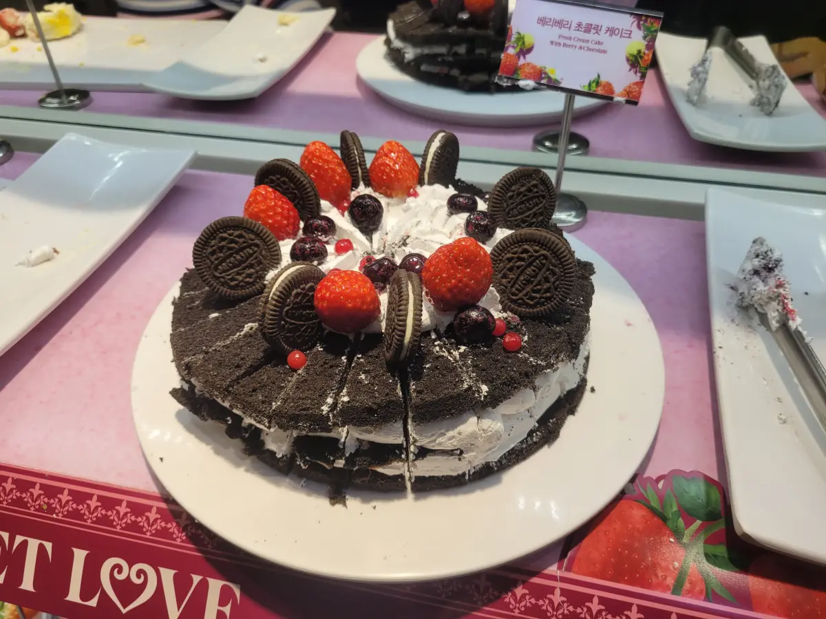 애슐리-퀸즈-일산-벨라시타점-딸기축제-한정메뉴-딸기와-오레오-쿠기의-조합-베리베리-초콜릿-케이크