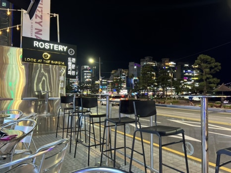 광안리 룩앳더바리스타 야외 테라스, 바다 뷰 카페, 애견동반 가능, 커피와 맥주 제공