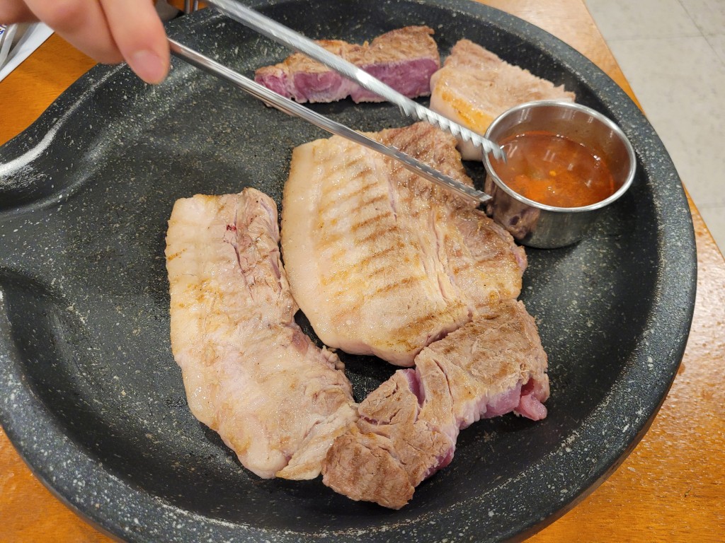 제주공항 근처 흑돼지 근본 흑돼지 굽는 모습