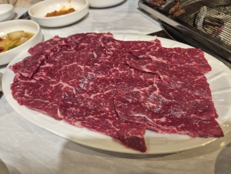 홍천 너브내 숯불한우 한우 육사시미 사진, 신선한 생한우 메뉴