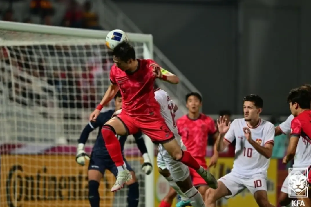 파리-인도네시아 골문앞에서 헤딩하고 있는 붉은 유니폼의 한국선수와 이를 지켜보는 흰 유니폼의 인도네시아 선수들